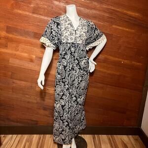 VINTAGE 80s Black and White Paisley Bandanna MuuMuu House Dress Maxi Size Large